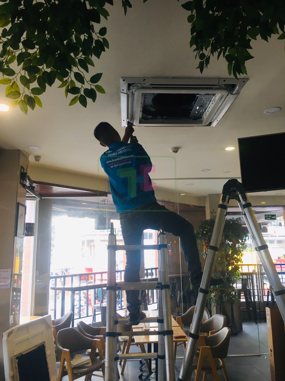 Lắp đặt dàn lạnh của máy cho quán cà phê