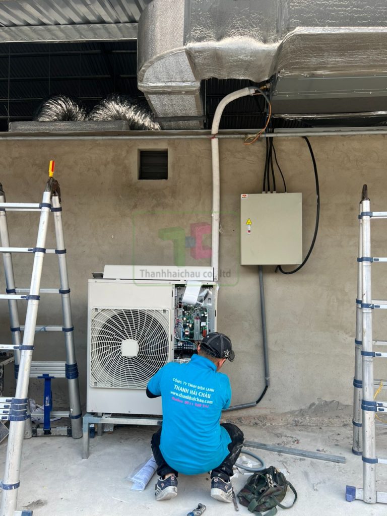 Thi công dàn nóng máy lạnh giấu trần Daikin